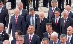 Bahçeli ile Kılıçdaroğlu Anıtkabir’de yan yana yürüdü