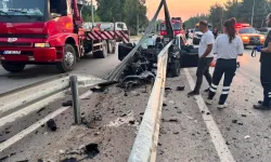 Bariyerlere çarpan otomobil can aldı