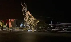 Bayındır-Tire yolunda dorsesi açık olan tır devrildi