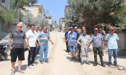 Bayraklı'da bozuk ve çamurlu yollar vatandaşı isyan ettirdi: Mahalleli çözümü halıda buldu