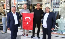 Buca 30 Ağustos’a hazırlanıyor: Esnafa Türk bayrağı dağıtıldı