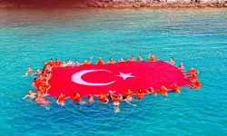 Çeşme'de Türk bayrağını denizin üzerinde dalgalandırdılar