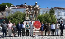 CHP Foça’da yeni yönetim ilk toplantının ardından Atatürk Anıtı’na çıktı