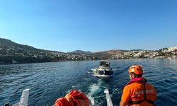 Dakikalarla yarışıldı! Su alan teknede 4 kişi kurtarıldı