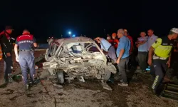 İki otomobil kafa kafaya çarpıştı; direksiyona sıkışan sürücü öldü