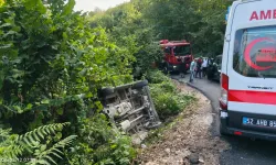 Fındık işçilerini taşıyan minibüs ormanlık alana devrildi: Çok sayıda yaralı var!