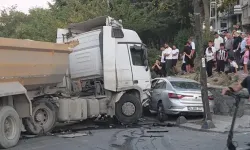Freni boşalan hafriyat kamyonu park halindeki araçlara daldı!