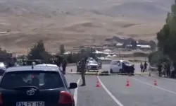 İki araç kafa kafaya çarpıştı: 2 ölü, 9 yaralı