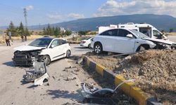 İki otomobil birbirine girdi: Aralarında çocukların da bulunduğu 7 yaralı!