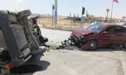 İki otomobil kavşakta çarpıştı: 1 yaralı