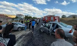 İki otomobilin kafa kafaya çarpıştığı kazada 7 kişi yaralandı