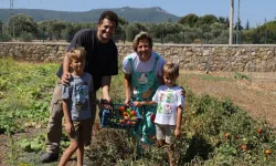 İzmir’de kurumsal kariyerlerini bırakan çift Foça’da organik çiftlik kurdu