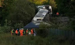 İngiltere'de yolcu treni raydan çıktı: 2'si ağır 20 kişi yaralı!