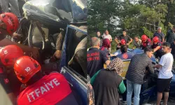 İşçi servisi ile otomobil çarpıştı: 1’i ağır 4 yaralı