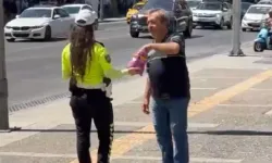İzmir’de trafik polisinden yüzleri gülümseten kandil jesti