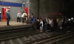 İzmir Metro’da teknik arıza: Seferler aksadı, yolcular raylarda yürüdü!
