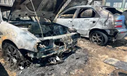 İzmir’de araçlar alevlere teslim oldu! 4 otomobil kullanılamaz hale geldi