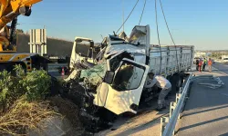 Kamyon bariyerlere ok gibi saplandı: 2 kişi hayatını kaybetti