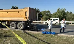 Kırmızı ışıkta bekleyen kamyona arkadan çarpan motosikletin sürücüsü öldü