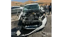 Kontrolden çıkan kamyonet bariyerlere çarptı: 2'si çocuk 5 yaralı