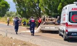 Kamyonet karşı şeride geçerek devrildi: 2 ölü, 1 yaralı