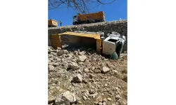 Yol yapım şantiyesinde kamyon devrildi, sürücü aracın altında can verdi