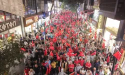 Karşıyaka Çarşısı kırmızı beyaza büründü