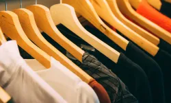 Keten Kumaş mı, Pamuk Kumaş mı? Yazlık Giyim Kombinlerinde Hangisi Seçilmeli?