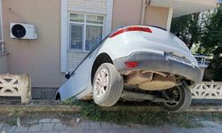 İlginç kaza: Otomobil duvarda asılı kaldı!