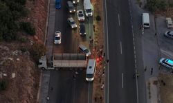Kontrolden çıkan TIR karşı şeride geçti: Yol trafiğe kapandı!