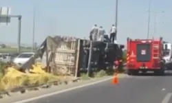 Menemen yolunda kum yüklü kamyon devrildi