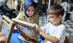 Minik eller geleneksel halı tezgahıyla buluştu