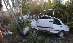 Otomobil elektrik direğine çarpıp bahçeye daldı: Sürücü ağır yaralandı!