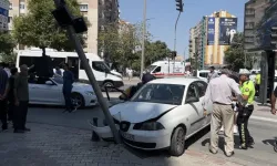 Otomobil ile kamyonet kavşakta çarpıştı: 1’i çocuk 6 yaralı