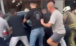 Otomobil kaldırımda yürüyen yayaların arasına daldı: Yaralılar var!