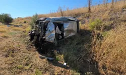 Otomobil takla atarak zeytinliğe uçtu: 2 yaralı