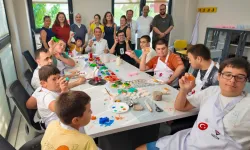 Özel bireyler bu atölyede hem öğreniyor hem üretiyor