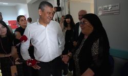 Özgür Özel’den Kılıçdaroğlu sorusuna gülümseten yanıt: “Kafasına göre bizim binada oturuyor”