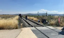 Yolcu treni tarım aracına çarptı: 1 kişi öldü, 2 kişi yaralandı