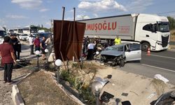 Su kanalın çarpan otomobilde acı bilanço: 2 ölü, 4 yaralı!