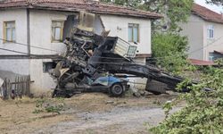 Tır bariyerlere çarptı, motosikleti sürükleyip devrildi: 2 ölü!