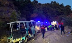 İzmir’de tarım işçilerini taşıyan minibüs kayalıklara çarptı: 1 ölü, 8 yaralı