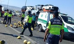 Trafik faciası: Aynı istikamette giden kamyonetler çarpıştı, ölü ve yaralılar var!