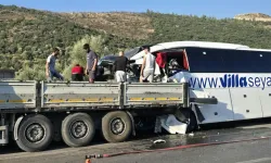Tur otobüsü, TIR'a arkadan çarptı: Ölü ve yaralılar var!