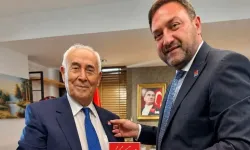 Utku Gümrükçü'den Soyer'e ihanet: Kemal Karataş'a rozeti bizzat taktı
