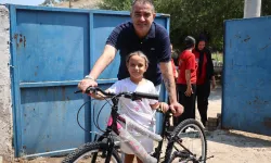 Yangında bisikleti yandı, Başkan Arıcı yenisini götürdü