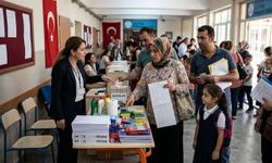 Velinin bir elinde liste diğerinde ‘bağış’ fişi