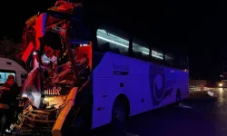 Yolcu otobüsü tıra arkadan çarptı: 2 ölü, 2'si ağır 17 yaralı