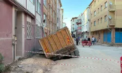 Yol çalışması sırasında çökme: Hafriyat kamyonu çukura düştü