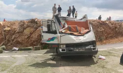 Yonca balyası yüklü kamyonet devrildi: 1 ölü, 1 yaralı
